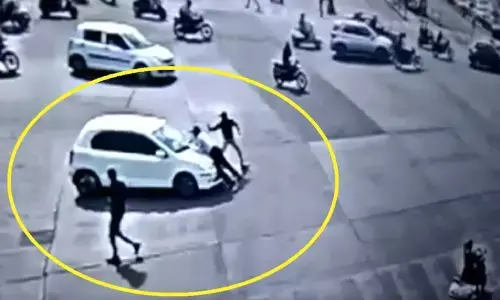 इंदौर में कार चालक ने 4KM तक ट्रैफिक कांस्टेबल को बोनट पर घसीटा, चेकिंग में गाड़ी से मिले हथियार, CCTV वीडियो आया सामने इंदौर में कार चालक ने 4KM तक ट्रैफिक कांस्टेबल को बोनट पर घसीटा, चेकिंग में गाड़ी से मिले हथियार, CCTV वीडियो आया सामने