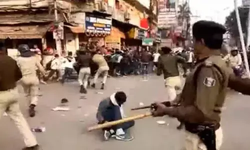 बिहार : TET, CTET पास अभ्यर्थी नौकरी की मांग को लेकर पटना में कर रहे थे प्रदर्शन, पुलिस ने दौड़ा-दौड़ा कर पीटा, VIDEO