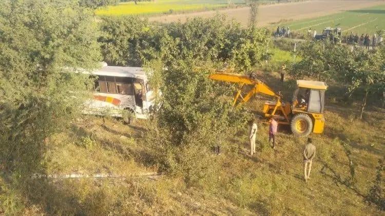 फिरोजाबाद में बड़ा हादसा : लुधियाना से रायबरेली जा रही बस और डीसीएम में टक्कर, 6 लोगों की मौत, कई घायल फिरोजाबाद में बड़ा हादसा : लुधियाना से रायबरेली जा रही बस और डीसीएम में टक्कर, 6 लोगों की मौत, कई घायल