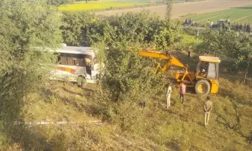 फिरोजाबाद में बड़ा हादसा : लुधियाना से रायबरेली जा रही बस और डीसीएम में टक्कर, 6 लोगों की मौत, कई घायल फिरोजाबाद में बड़ा हादसा : लुधियाना से रायबरेली जा रही बस और डीसीएम में टक्कर, 6 लोगों की मौत, कई घायल