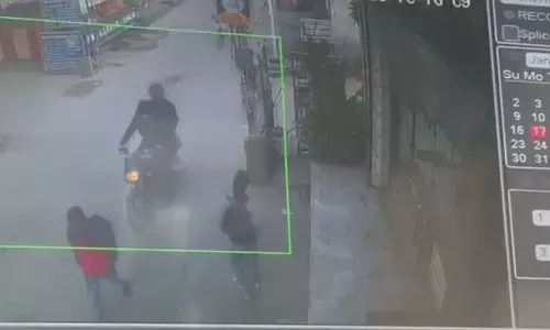 SHOCKING | दिल्ली के द्वारका इलाके में नाबालिग छात्रा पर एसिड अटैक, CCTV में कैद हुई पूरी घटना