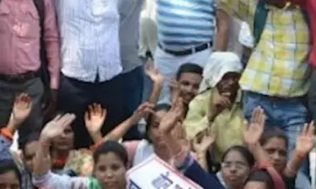 अच्छे दिनों की आस छोड़ रहे अनुदेशक, जीविका चलाने के लिए खोल रहे हैं दुकान, लगा रहे ठेला