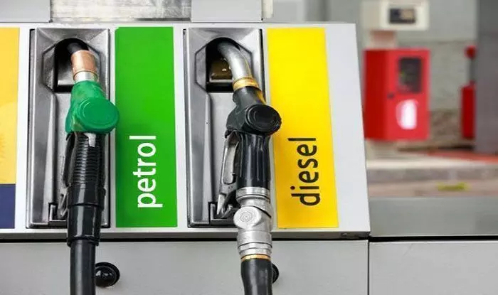 Petrol Diesel Price, 15 December 2022: आम आदमी को पेट्रोल-डीजल के प्राइस में मिली राहत, जानिए अपने शहर में पेट्रोल-डीजल का ताजा रेट