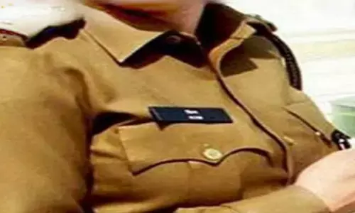 Greater Noida News : ग्रेटर नोएडा में ड्यूटी जाते वक्त महिला पुलिसकर्मी के साथ बदतमीजी, झाड़ियों में ........ Greater Noida News : ग्रेटर नोएडा में ड्यूटी जाते वक्त महिला पुलिसकर्मी के साथ बदतमीजी, झाड़ियों में ........