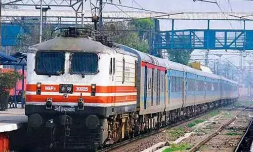 Ghaziabad News: रेलवे ट्रैक पर Reels बनाते समय हादसा, ट्रेन की चपेट में आने से लड़की समेत तीन की मौत