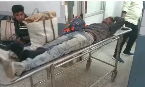 बाइक पर बैठाकर ले जा रहे पालतू कुत्ते को गिरने से बचाने के चक्कर में अनियंत्रित होकर बाइक पलटी, पति-पत्नी सहित कुत्ता घायल बाइक पर बैठाकर ले जा रहे पालतू कुत्ते को गिरने से बचाने के चक्कर में अनियंत्रित होकर बाइक पलटी, पति-पत्नी सहित कुत्ता घायल