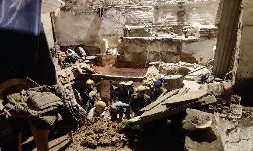 वाराणसी में गिरा जर्जर मकान! पुलिस व एनडीआरएफ ने 4 लोगों को सुरक्षित बचाया, एक की मौत...