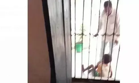 वाराणसी के प्राथमिक विद्यालय के कक्षा तीन के छात्र की बेहरमी से पिटाई का विडियो वायरल वाराणसी के प्राथमिक विद्यालय के कक्षा तीन के छात्र की बेहरमी से पिटाई का विडियो वायरल