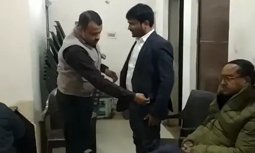 Auraiya News: औरैया के बीएसए घूस लेते गिरफ्तार, रिटायर्ड शिक्षक से मांग रहे थे 2 लाख रुपये, ऐसे पकड़े गए Auraiya News: औरैया के बीएसए घूस लेते गिरफ्तार, रिटायर्ड शिक्षक से मांग रहे थे 2 लाख रुपये, ऐसे पकड़े गए