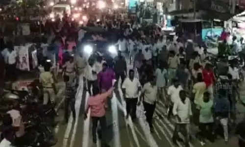 Andhra Pradesh News:आंध्र प्रदेश में TDP और YSRCP के कार्यकर्ताओं के बीच हिंसक झड़प, कई मकान और वाहन फूंके Andhra Pradesh News:आंध्र प्रदेश में TDP और YSRCP के कार्यकर्ताओं के बीच हिंसक झड़प, कई मकान और वाहन फूंके