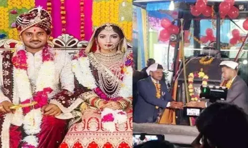 यूपी में दूल्हे को दहेज में मिला बुलडोजर, लड़की के पिता बोले बुलडोजर करेगा या काम यूपी में दूल्हे को दहेज में मिला बुलडोजर, लड़की के पिता बोले बुलडोजर करेगा या काम