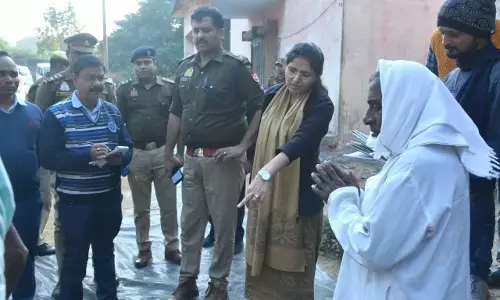 चन्दौली जिलाधिकारी  ईशा दुहन अचानक जा पहुंची राजकीय धान क्रय केंद्र चकिया और दिया निर्देश चन्दौली जिलाधिकारी  ईशा दुहन अचानक जा पहुंची राजकीय धान क्रय केंद्र चकिया और दिया निर्देश