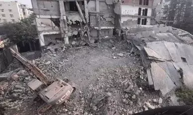 यजदान बिल्डिंग गिराते समय बड़ा हादसा, मलबे के नीचे कई गाड़ियां दबीं, मजदूरों के घायल होने की भी सूचना यजदान बिल्डिंग गिराते समय बड़ा हादसा, मलबे के नीचे कई गाड़ियां दबीं, मजदूरों के घायल होने की भी सूचना