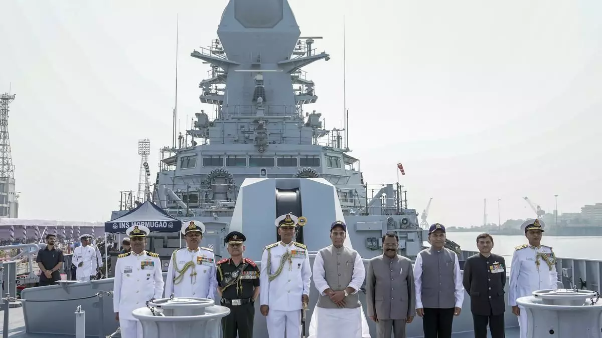 भारतीय नौसेना में शामिल हुआ INS मोरमुगाओ, रक्षा मंत्री राजनाथ सिंह ने बताई विध्वंसक युद्धपोत की खूबियां, आप भी जान लीजिए