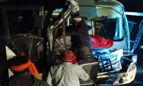 गया से वाराणसी आते समय महाराष्ट्र के श्रद्धालुओं की बस ट्रक से टकराई, घायल BHU ट्रॉमा सेंटर में भर्ती गया से वाराणसी आते समय महाराष्ट्र के श्रद्धालुओं की बस ट्रक से टकराई, घायल BHU ट्रॉमा सेंटर में भर्ती