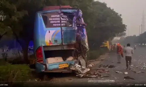 नोएडा एक्सप्रेसवे पर दो बसें आपस में भिड़ी, 3 की मौत और 13 की हालत गम्भीर नोएडा एक्सप्रेसवे पर दो बसें आपस में भिड़ी, 3 की मौत और 13 की हालत गम्भीर