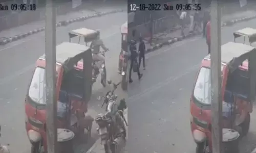 दिल्ली में तेज रफ्तार कार ने तीन बच्चों को रौंदा, एक की हालत गंभीर, घटना का सीसीटीवी VIDEO वायरल दिल्ली में तेज रफ्तार कार ने तीन बच्चों को रौंदा, एक की हालत गंभीर, घटना का सीसीटीवी VIDEO वायरल