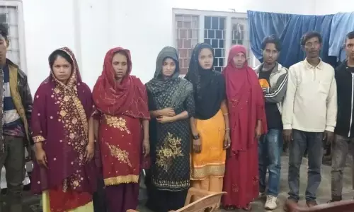 रेलवे सुरक्षा बल के जवानों ने त्रिपुरा के अगरतला रेलवे स्टेशन से 5 महिलाओं सहित 9 रोहिंग्या को पकड़ा रेलवे सुरक्षा बल के जवानों ने त्रिपुरा के अगरतला रेलवे स्टेशन से 5 महिलाओं सहित 9 रोहिंग्या को पकड़ा