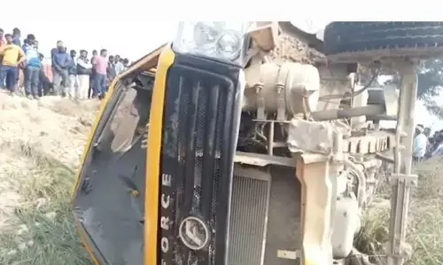 गोरखपुर पिकनिक मनाने आ रही देवरिया की स्कूली बस पलटी कई बच्चे हुए घायल