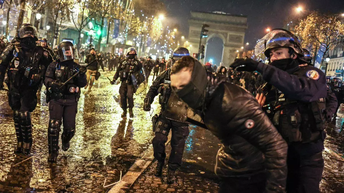 FIFA World Cup : फीफा विश्व कप में मिली हार के बाद फ्रांस में भड़के दंगे, सड़कों पर जमकर हुई आगजनी और पत्थरबाजी