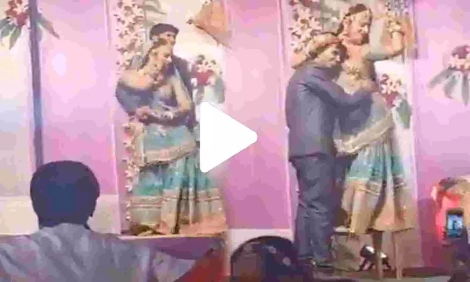 Bride Dance Video: दूल्हे से चिपक-चिपक कर डांस करने लगी दुल्हन, लोगों ने कहा- फंस गया बेचारा Bride Dance Video: दूल्हे से चिपक-चिपक कर डांस करने लगी दुल्हन, लोगों ने कहा- फंस गया बेचारा