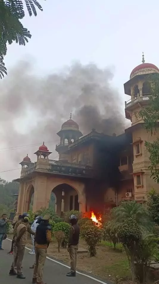 आक्रोशित अधिवक्ताओं ने इविवि परिसर में हुई घटना को दुर्भाग्यपूर्ण बताते हुए निंदा की