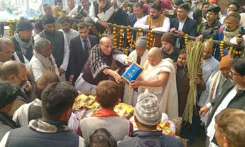 केंद्रीय रक्षा मंत्री राजनाथ सिंह की भाभी का निधन, मणिकर्णिका घाट पर भाभी के अंतिम संस्कार में हुए शामिल केंद्रीय रक्षा मंत्री राजनाथ सिंह की भाभी का निधन, मणिकर्णिका घाट पर भाभी के अंतिम संस्कार में हुए शामिल