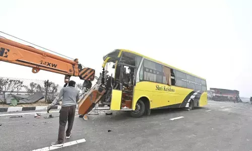 यूपी में कोहरे का कहर, 6 मरे, 50 घायल, आजमगढ़ से दिल्ली जा रही बस पलटी, 10 की हालत गंभीर यूपी में कोहरे का कहर, 6 मरे, 50 घायल, आजमगढ़ से दिल्ली जा रही बस पलटी, 10 की हालत गंभीर
