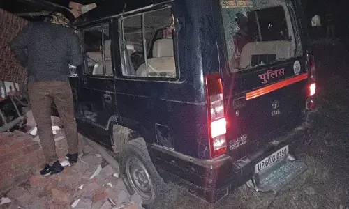 पुलिस की गाड़ी अनियंत्रित होकर घर में घुसी, पति,पत्नी व मासूम पुत्र समेत 4 लोग गम्भीर रूप से घायल