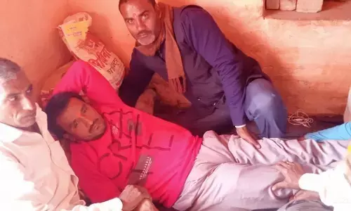 चार दिन से आमरण अनशन पर बैठे पुजारी की बिगड़ी तबीयत, मोदी सरकार में हिंदू आस्था से खिलवाड़ कर रहे हैं एनएचआई के अधिकारी चार दिन से आमरण अनशन पर बैठे पुजारी की बिगड़ी तबीयत, मोदी सरकार में हिंदू आस्था से खिलवाड़ कर रहे हैं एनएचआई के अधिकारी