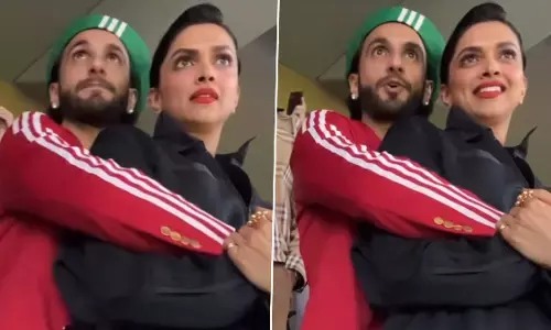 Fifa World Cup 2022 рдХреЗ рджреМрд░рд╛рди Deepika Padukone рд╕рдВрдЧ рдПрдиреНрдЬреЙрдп рдХрд░рддреЗ рджрд┐рдЦреЗ Ranveer Singh, рдХрдкрд▓ рдХрд╛ рд░реЛрдорд╛рдВрдЯрд┐рдХ Video рд╣реБрдЖ Viral Fifa World Cup 2022 рдХреЗ рджреМрд░рд╛рди Deepika Padukone рд╕рдВрдЧ рдПрдиреНрдЬреЙрдп рдХрд░рддреЗ рджрд┐рдЦреЗ Ranveer Singh, рдХрдкрд▓ рдХрд╛ рд░реЛрдорд╛рдВрдЯрд┐рдХ Video рд╣реБрдЖ Viral