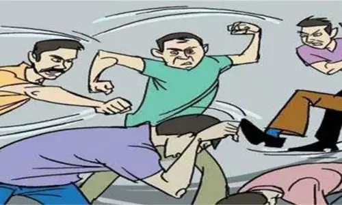 वर्चस्व को लेकर दो गुटों में सरेआम झड़प, चोटिल हुए लोग