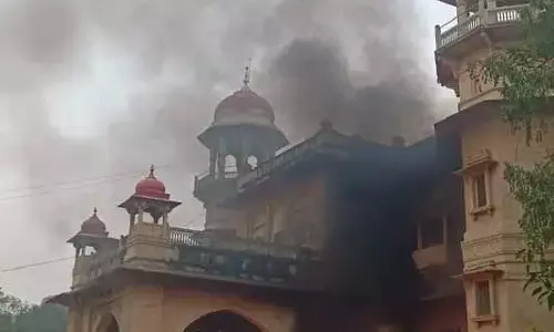 आक्रोशित अधिवक्ताओं ने इविवि परिसर में हुई घटना को दुर्भाग्यपूर्ण बताते हुए निंदा की आक्रोशित अधिवक्ताओं ने इविवि परिसर में हुई घटना को दुर्भाग्यपूर्ण बताते हुए निंदा की