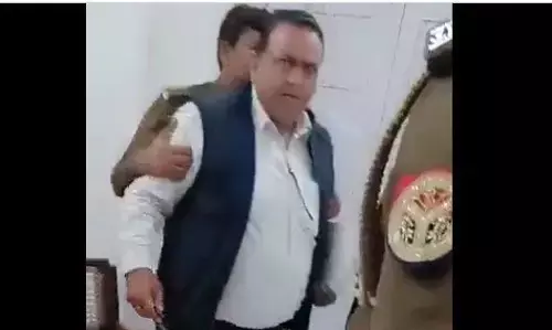 वीडियो देखें : कोर्ट रूम में वकील ने मारा दरोगा को थप्पड़, घटना का वीडियो सोशल मीडिया पर हो रहा वायरल वीडियो देखें : कोर्ट रूम में वकील ने मारा दरोगा को थप्पड़, घटना का वीडियो सोशल मीडिया पर हो रहा वायरल