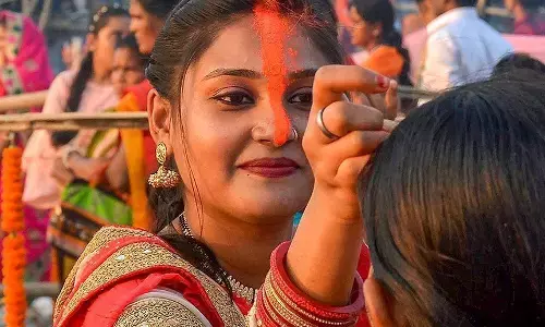 बिहार,झारखंड की महिलाएं क्यों लगाती हैं नारंगी सिंदूर, जानिए क्या है वजह बिहार,झारखंड की महिलाएं क्यों लगाती हैं नारंगी सिंदूर, जानिए क्या है वजह