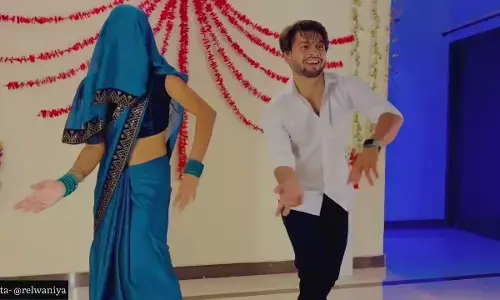 Desi Bhabhi Dance: देसी भाभी ने सर से सरकता जाए दुपट्टा गाने पर मटकाई जबरदस्त कमर अपने डांस से उड़ाया गर्दा