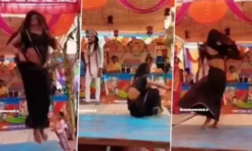 Bhabhi Dance Video: फुटबॉल की तरह कूद-कूदकर नाचने लगी महिला, डांस देख लोग हुए लोट पोट