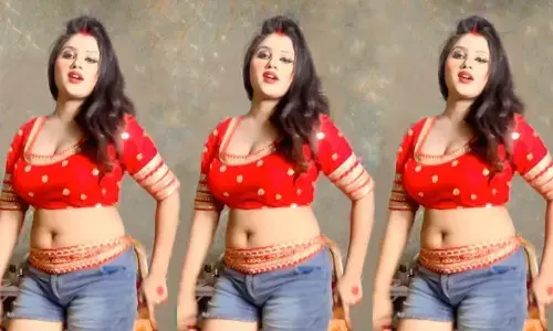 Shorts Wali Bhabhi Dance: देसी भाभी ने हॉट पैंट और चोली पहनकर अपने डांस से मचाया तहलका