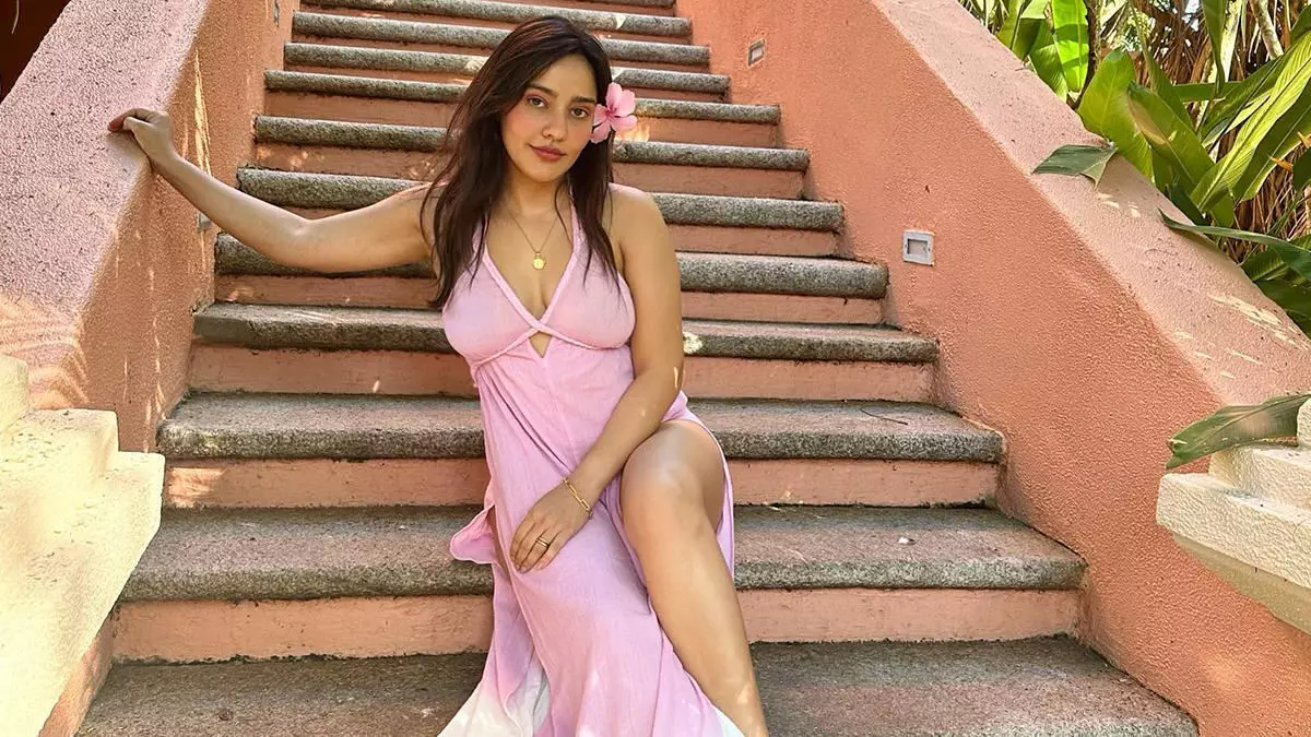 Neha Sharma Sexy Video: Neha Sharma ने हॉट गाउन पहन सीढ़ियों पर दिया पोज, एक्ट्रेस की खूबसूरती देख लट्टू हुए यूजर्स