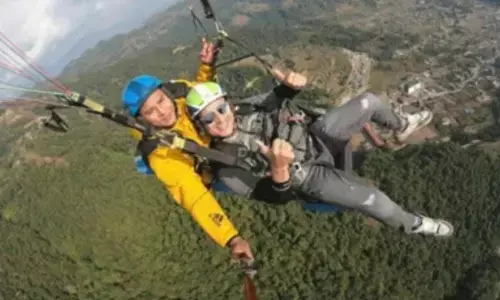 पोखरा मेरे घर जैसा है, पैराग्लाइडिंग के बाद अभिनेता विवेक ओबेराय बोले पोखरा मेरे घर जैसा है, पैराग्लाइडिंग के बाद अभिनेता विवेक ओबेराय बोले