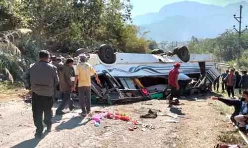 मणिपुर में बड़ा हादसा : छात्रों को टूर पर ले जा रही 2 स्कूली बस पलटीं, 15 की मौत मणिपुर में बड़ा हादसा : छात्रों को टूर पर ले जा रही 2 स्कूली बस पलटीं, 15 की मौत