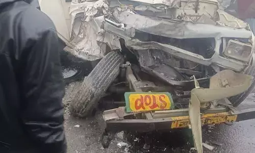 गोरखपुर में कोहरे की वजह से फोरलेन पर भिड़ीं एक के बाद एक दर्जन भर गाडियां, कई लोग हुए जख्मी