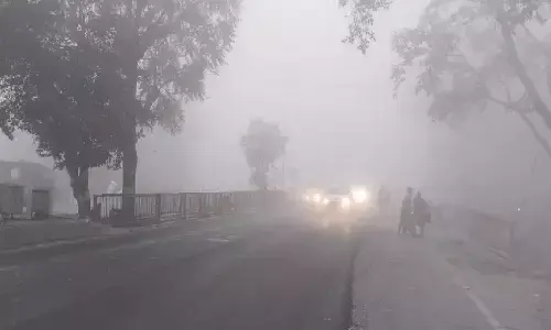 Aaj Ka Mausam: दिल्ली से लेकर राजस्थान तक दिखी कोहरे की चादर, बारिश का अलर्ट, जानें मौसम का हाल Aaj Ka Mausam: दिल्ली से लेकर राजस्थान तक दिखी कोहरे की चादर, बारिश का अलर्ट, जानें मौसम का हाल