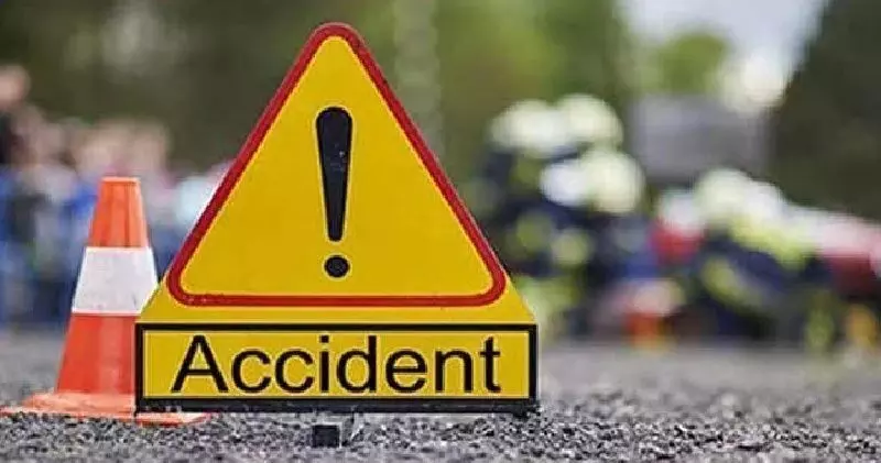 UP : हापुड़ में बड़ा हादसा, खड़े ट्रक में तेज रफ़्तार कार टकराई, 4 लोगों की मौके पर ही मौत, CM योगी ने लिया संज्ञान