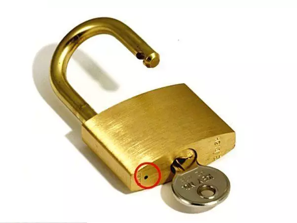 ताले के सबसे नीचे क्यों होता है छोटा छेद, जानकर रह जायेंगे हैरान