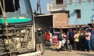 ट्रक ने रौंदा बहन की मौत, भाई की हालत नाजुक
