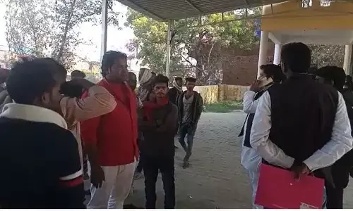 Chandauli News: गड्ढे में फंसे ट्रैक्टर को निकालने के चक्कर में ट्राली में दबा युवक, मौके पर दर्दनाक हुई मौत Chandauli News: गड्ढे में फंसे ट्रैक्टर को निकालने के चक्कर में ट्राली में दबा युवक, मौके पर दर्दनाक हुई मौत