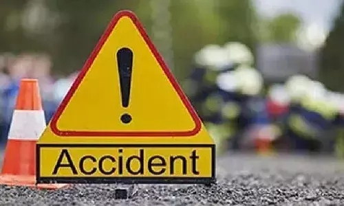 UP : हापुड़ में बड़ा हादसा, खड़े ट्रक में तेज रफ़्तार कार टकराई, 4 लोगों की मौके पर ही मौत, CM योगी ने लिया संज्ञान UP : हापुड़ में बड़ा हादसा, खड़े ट्रक में तेज रफ़्तार कार टकराई, 4 लोगों की मौके पर ही मौत, CM योगी ने लिया संज्ञान
