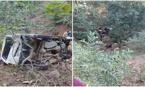 Chhattisgarh: कवर्धा में भीषण सड़क हादसा, खाई में गिरी प्रयागराज से आ रही कार, 4 की मौत