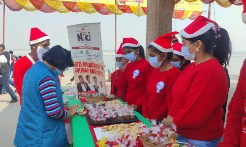 एनएफसीआई संस्था ने अस्सी घाट पर प्रोडक्ट प्रदर्शनी लगाकर किया कोरोना बचाव के लिए जागरूक